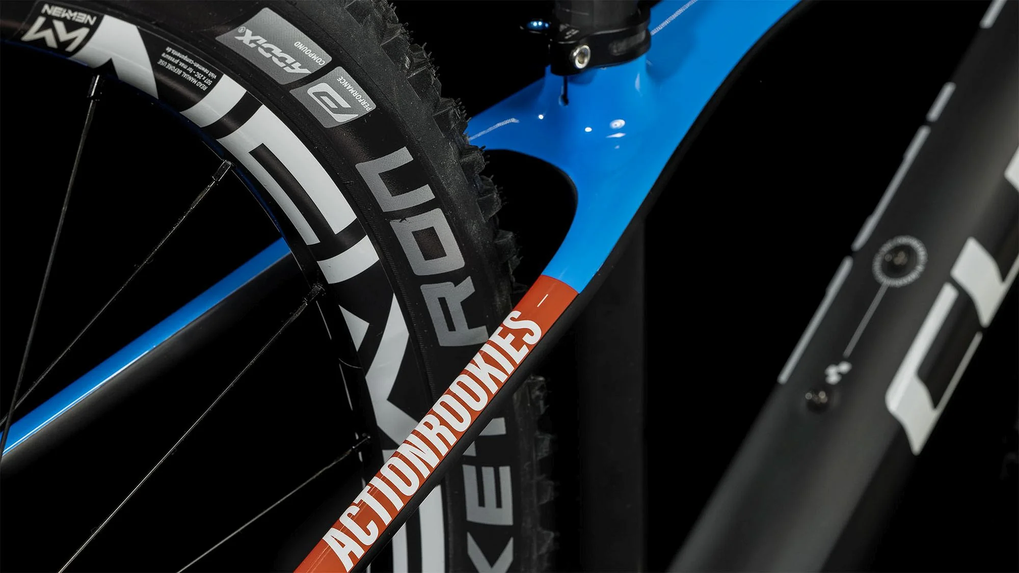 CUBE ELITE 240 C:62 SLX CARBON/BLUE/RED - Image 3